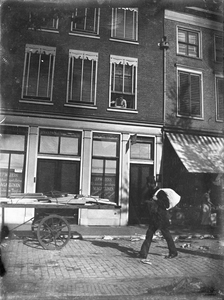 853340 Gezicht op de voorgevel van de Groothandel J.P. Wyers (Neude 6) te Utrecht.